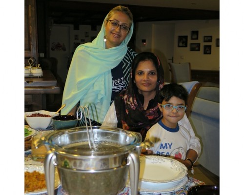 india travelers in Iranian chef as friend - Copy